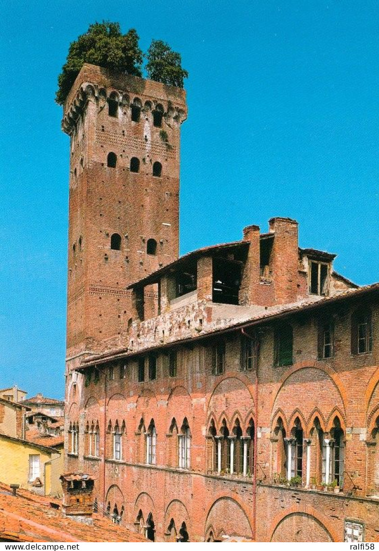 1 AK Italien / Italy * Palast Und Turm Guinigi - In Der Stadt Lucca - Der Turm Ist Mit Steineichen Bepflanzt * - Lucca