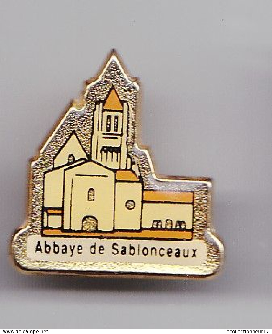 Pin's Abbaye De Sablonceaux En Charente Maritime Dpt 17     Réf 5461 - Città