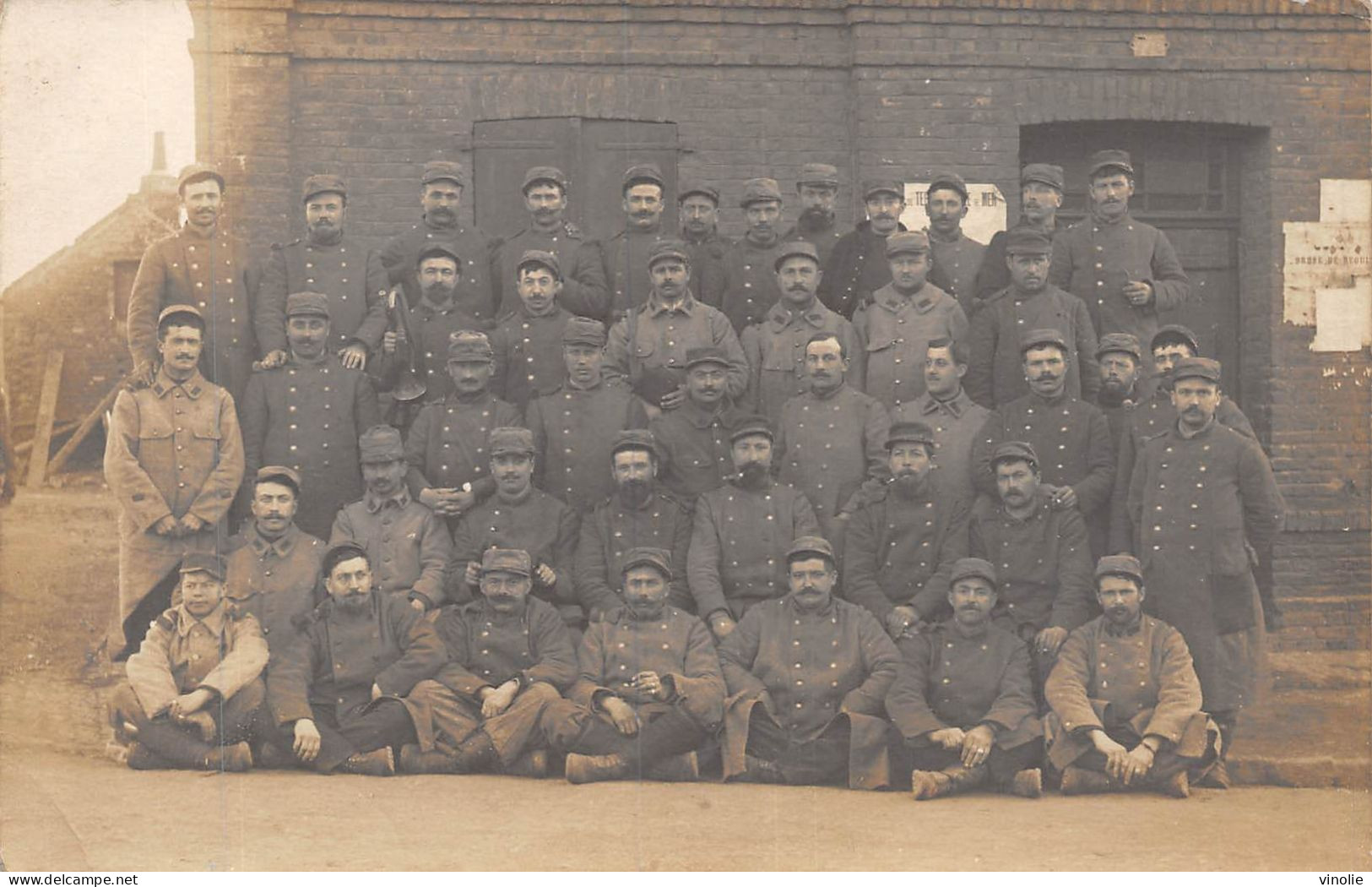 24-5197 :  CARTE-PHOTO.  GROUPE DE SOLDATS. RIEN DE VISIBLE AU NIVEAU DES COLS ET DES CASQUETTES - Guerre 1914-18