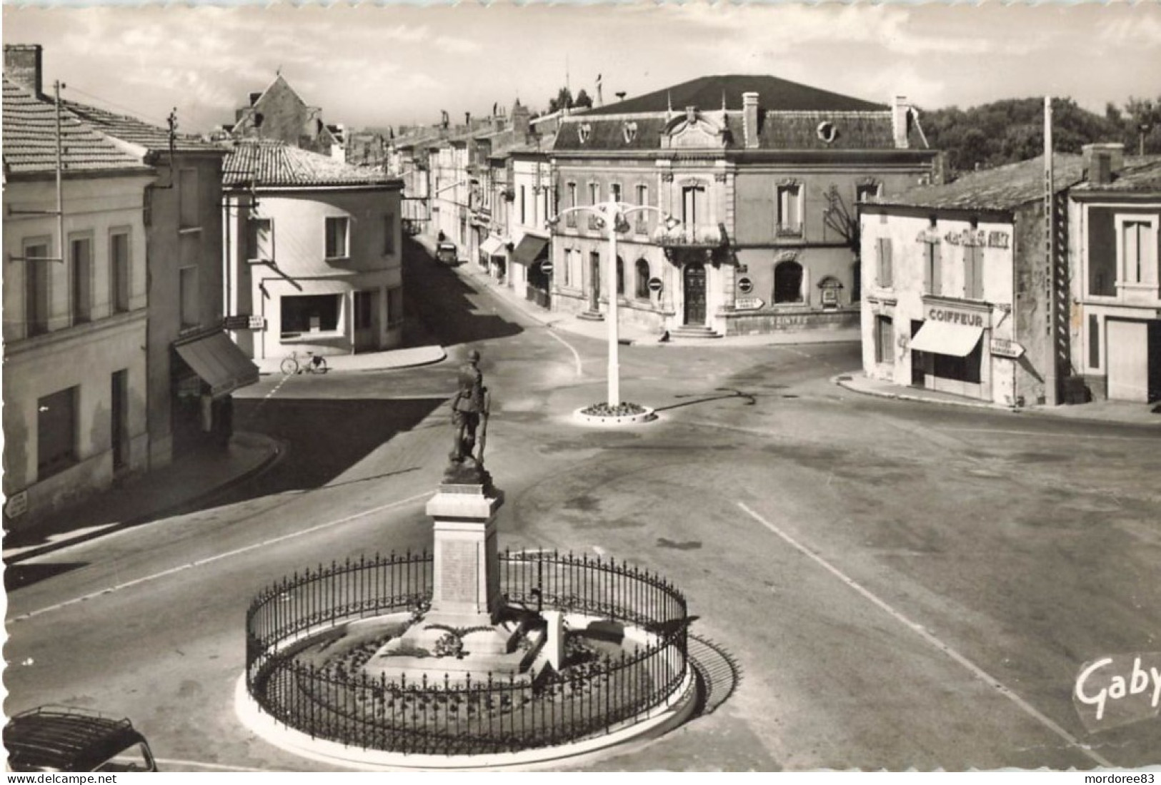 17 / CPSM / SAUJON / PLACE DE L'HOTEL DE VILLE 1957 - Saujon