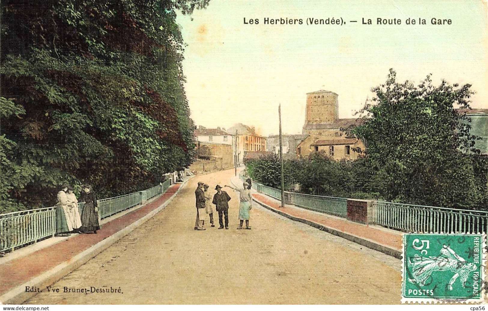 LES HERBIERS - Carte Ancienne Colorisée Genre Toilée - La Route De La Gare - VENTE DIRECTE X - Les Herbiers