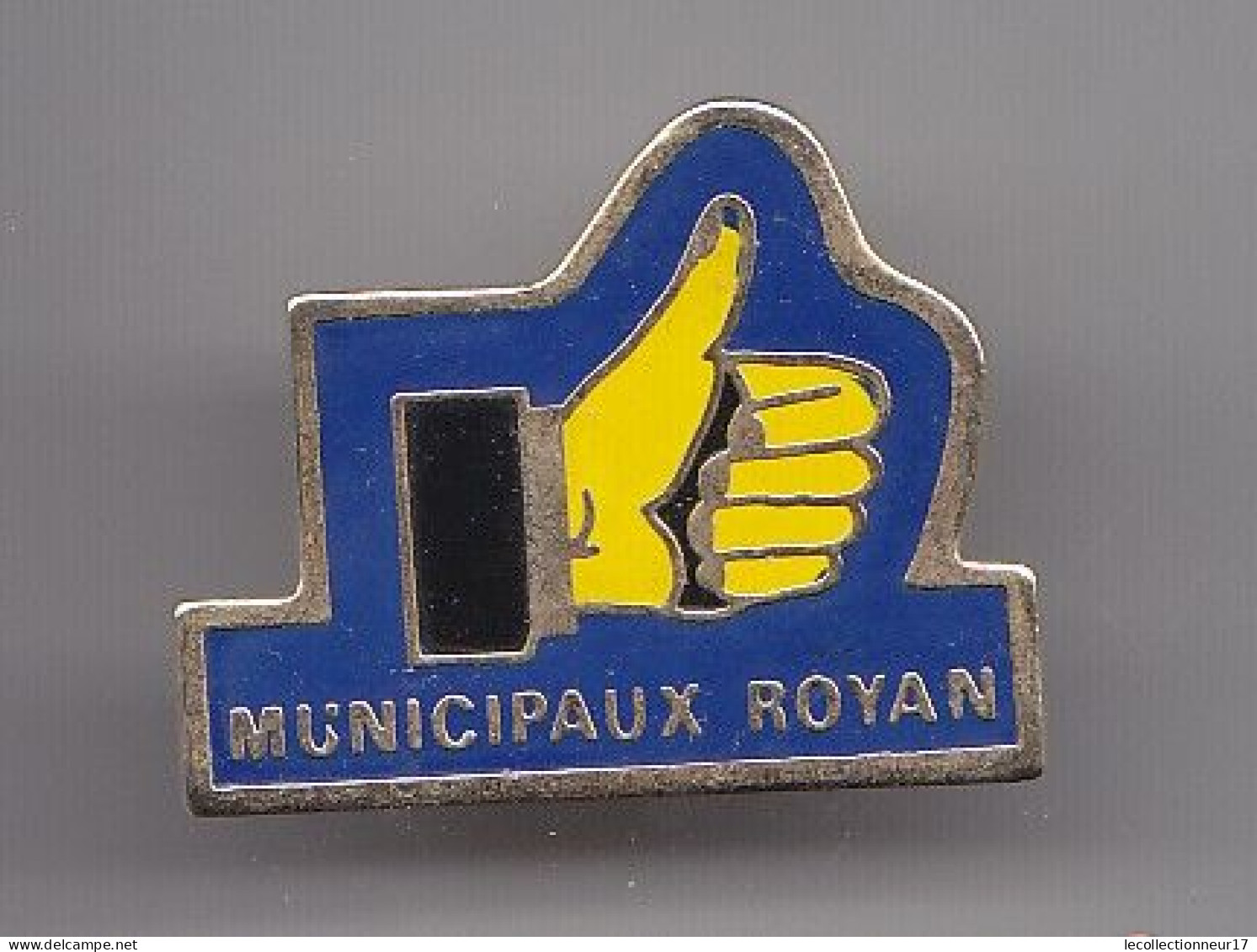 Pin's Municipaux  Royan En Charente Maritime Dpt 17  Réf 6426 - Ciudades