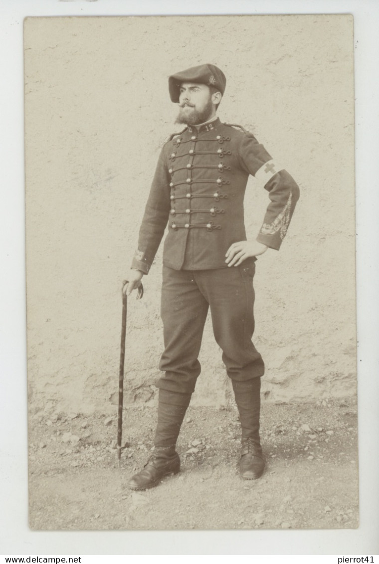 MILITARIA - RÉGIMENTS - BRIANÇON -Carte Photo Portrait Chasseur Alpin Avec Brassard De La Croix Rouge (N°12 Sur Uniforme - Regimente