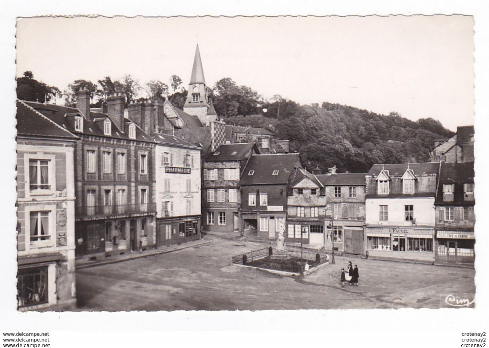 27 CORMEILLES Vers Bernay N°2 Place Général De Gaulle Bonneterie Fauvel Café Du Centre Pharmacie Monument Statue - Bernay