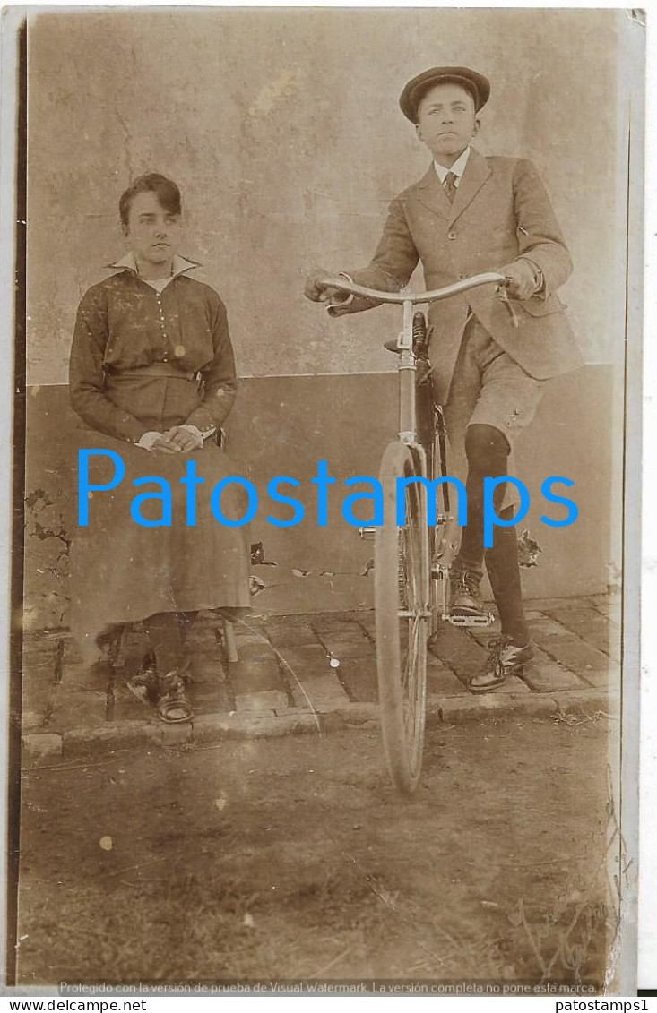 227745 REAL PHOTO COSTUMES COUPLE AND CYCLING BIKE POSTAL POSTCARD - Photographs