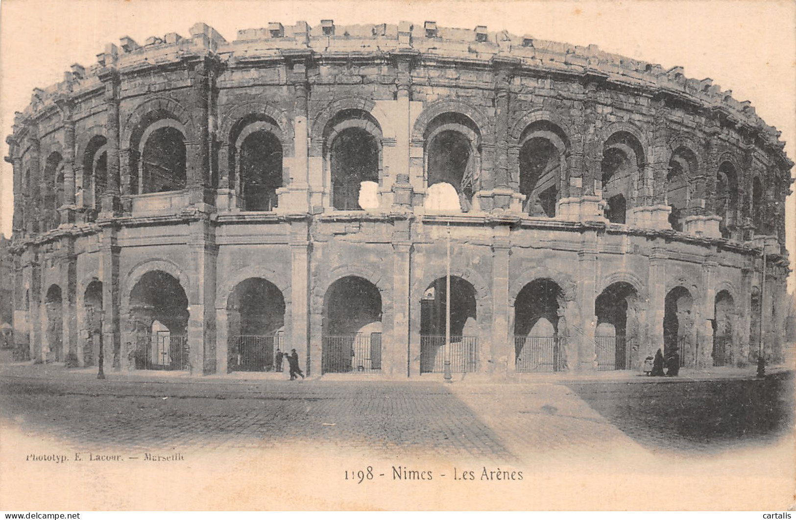 30-NIMES-N° 4406-E/0379 - Nîmes