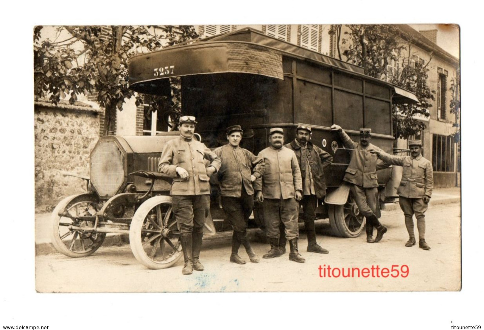 CARTE-PHOTO- Militaria -BUS à L'IMPERIAL? LOGO AIGLE BICEFALE-MITAIRES UNIFORMES- 5ème Compagnie? Gros Plan - Oorlog 1914-18