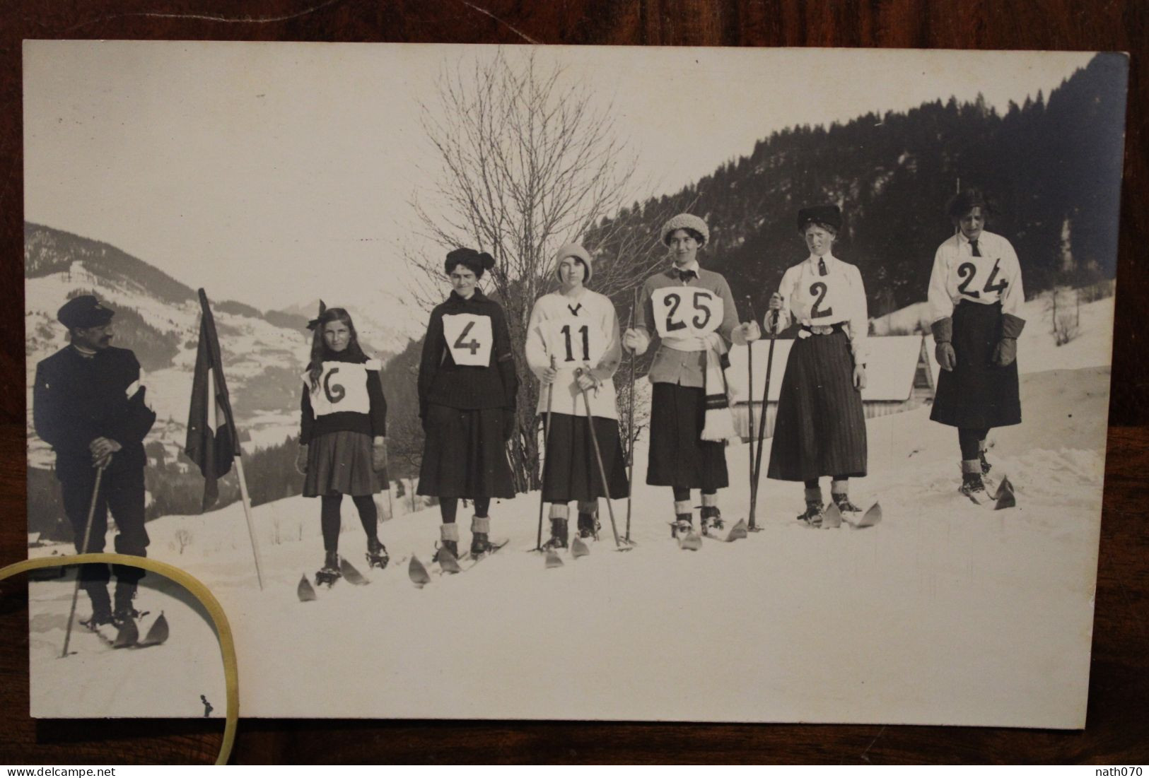 AK 1920's Femmes Wintersport Sport D'hiver Ski De Fond Schweiz Switzerland Skiing Luge Carte Photo - Sporten