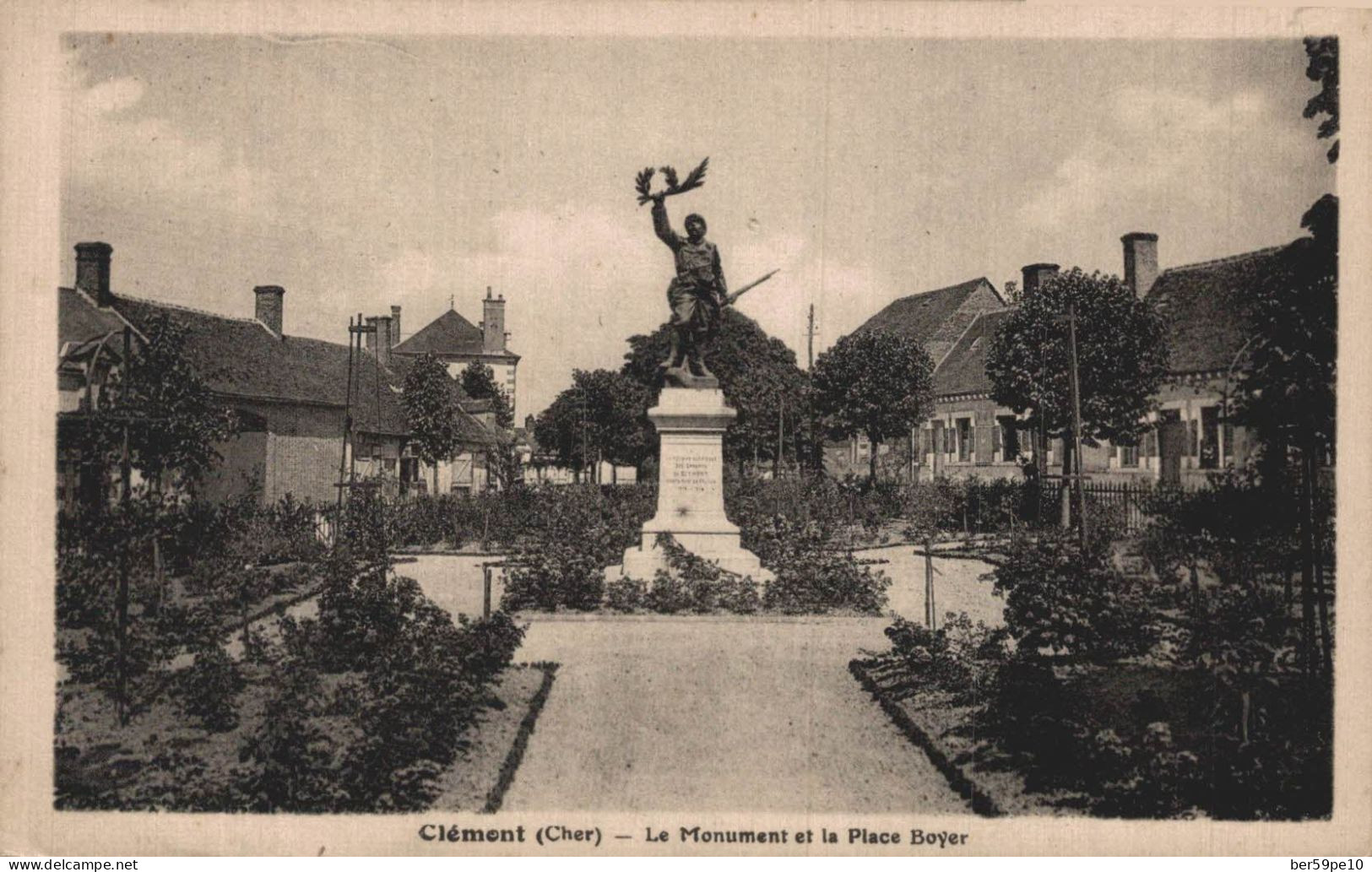 18 CLEMONT LE MONUMENT ET LA PLACE BOYER - Culan