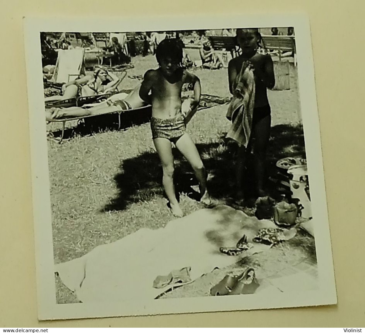 Toweling Off On The Beach After Swimming - Anonieme Personen