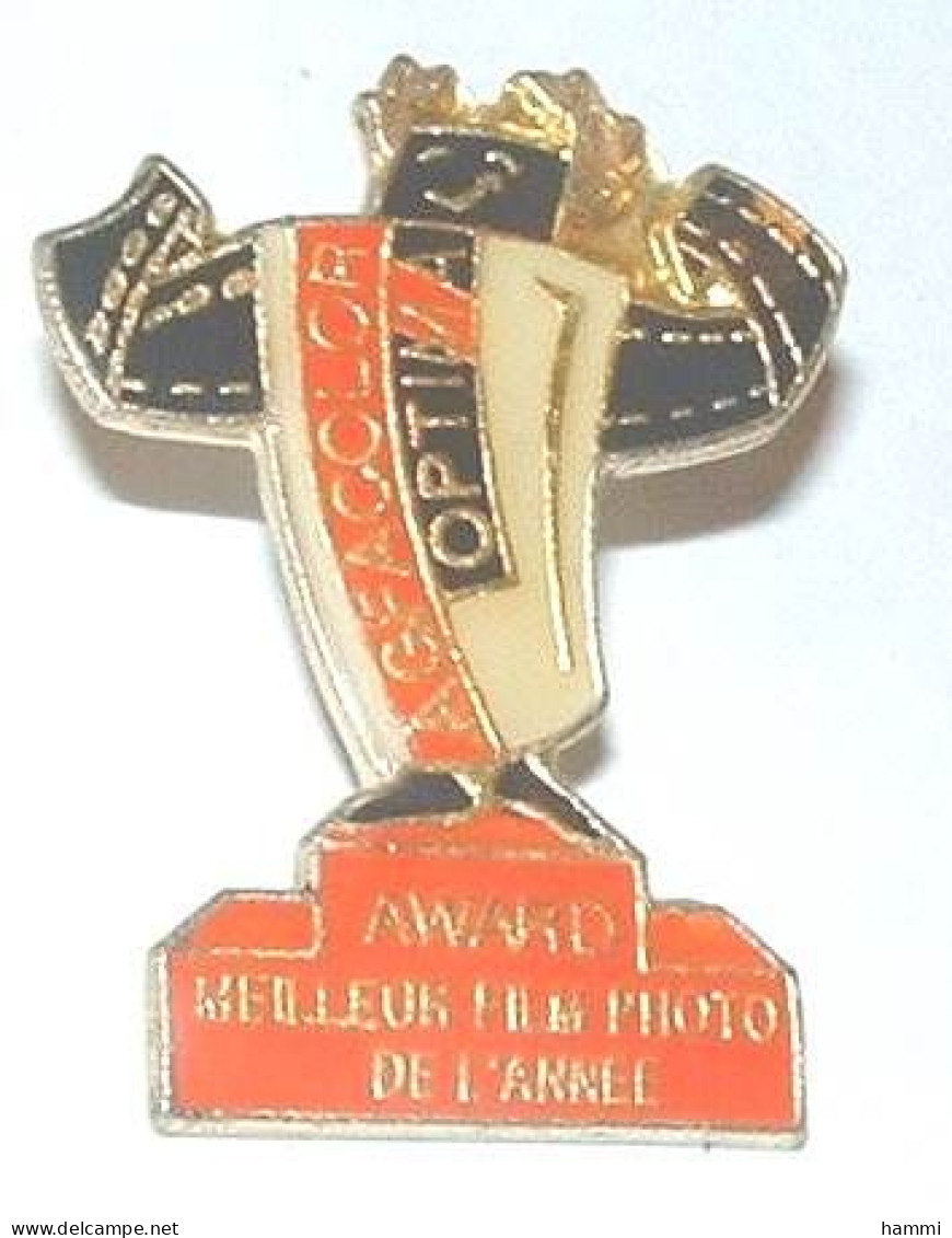 G16  Pin's PHOTO Photographie Award Agfacolor Meilleur Film Color Signé AB Tel Pour Arthus Bertrand  Achat Immédiat - Arthus Bertrand