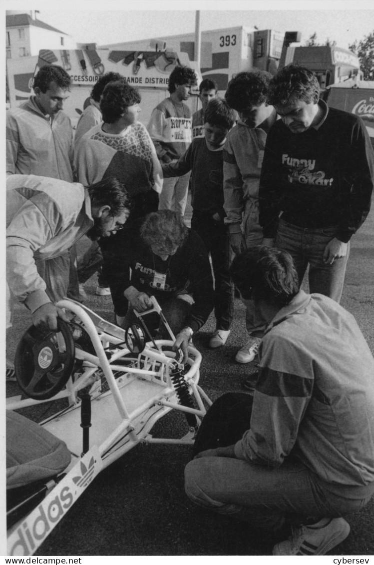 VANNES - Départ Du Tour De France 1985 - Dans La Caravane, Réglage Du Kart Adidas - Photo Yvon Kervinio (150 Ex) - Vannes