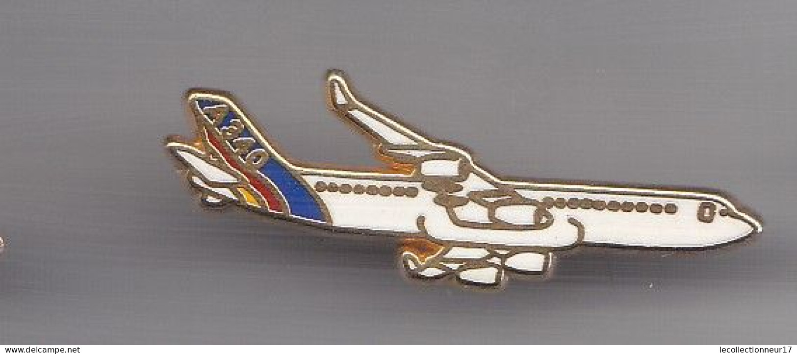 Pin's Avion Airbus  A340 Réf 6542 - Aerei