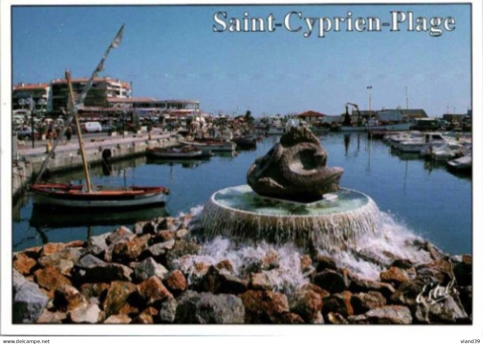 SAINT CYPRIEN PLAGE. -  Le Port Et Au Premier Plan "La Fontaine Marine "    Circulée. - Saint Cyprien