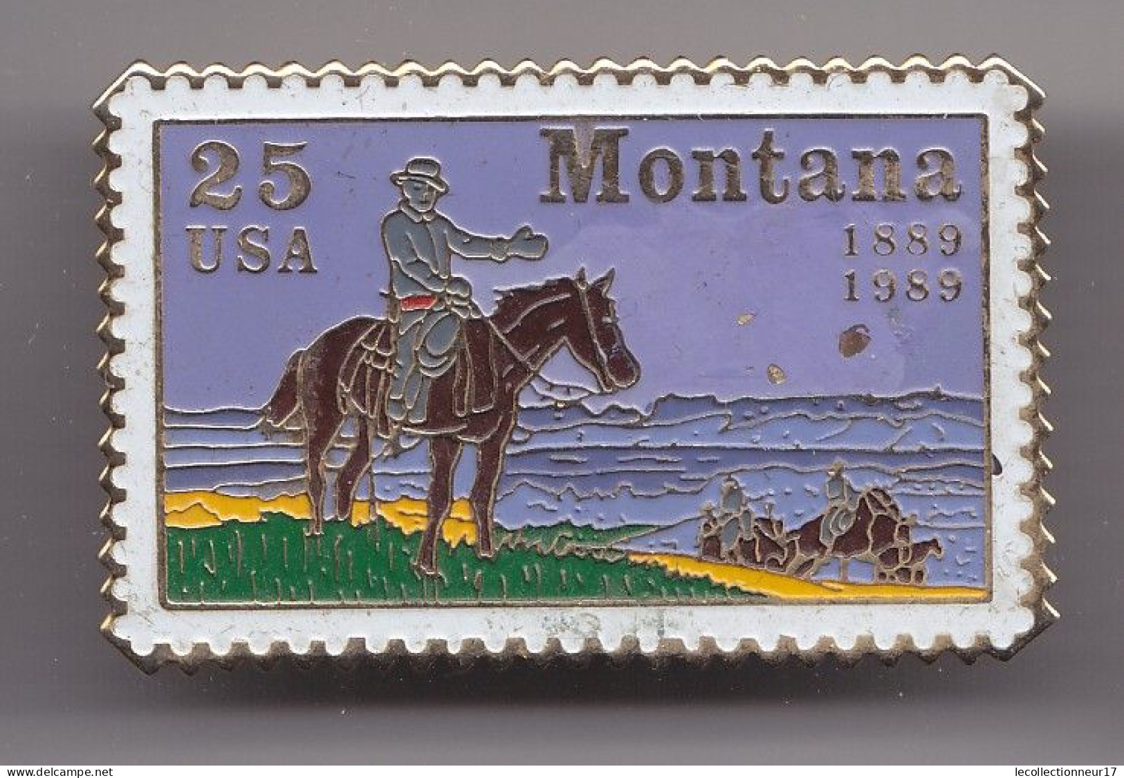 Pin's En Forme De Timbre Montana 1889 1989 Cow Boy Sur Un Cheval  Réf 7010JL - Städte