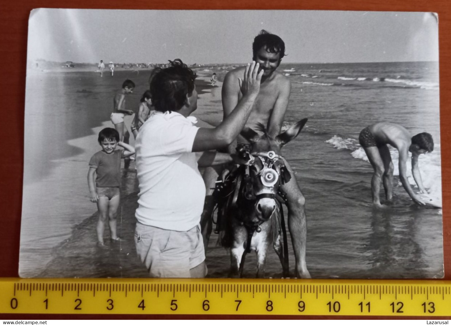 #14   Man On Vacation - On The Beach In A Bathing Suit / Homme En Vacances - Sur La Plage En Maillot De Bain - Anonieme Personen