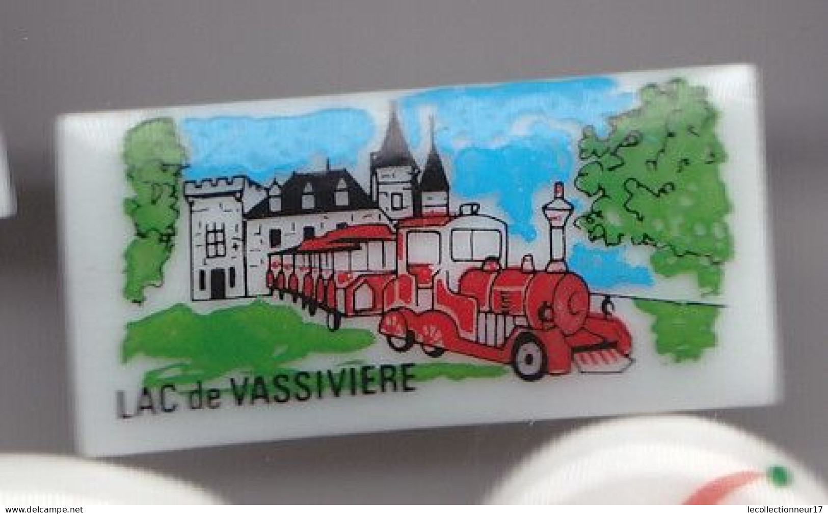 Pin's En Porcelaine Thoscas Limoges Le Lac De Vassivière Train Réf 7695JL - Città