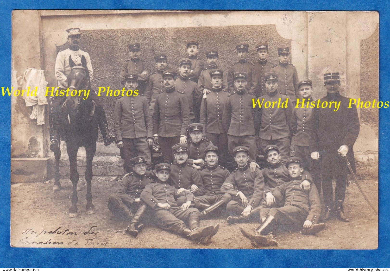 CPA Photo - " Un Peloton De Cavaliers De Paris " Beau Portrait De Soldat & Officier  Unité à Identifier - 15e Hussards ? - Uniforms