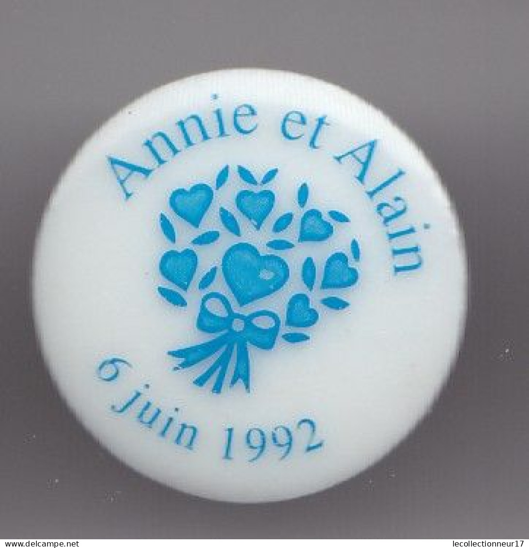 Pin's En Porcelaine Thoscas Limoges Annie Et Alain 6 Juin 1992 Bouquet De Fleurs Avec Coeurs  Réf 7667JL - Other & Unclassified