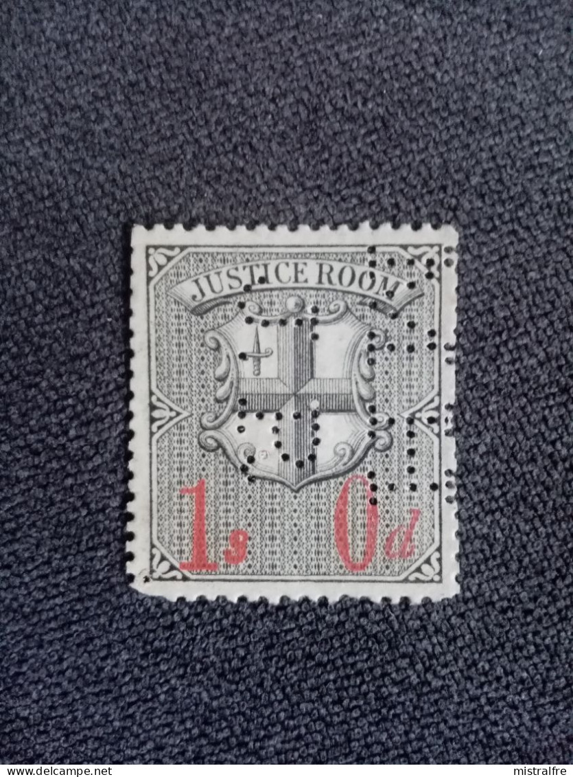 GRANDE BRETAGNE . Timbre Fiscal " JUSTICE ROOM " Surcharge Rouge " 1s 0d " Perforé - Revenue Stamps