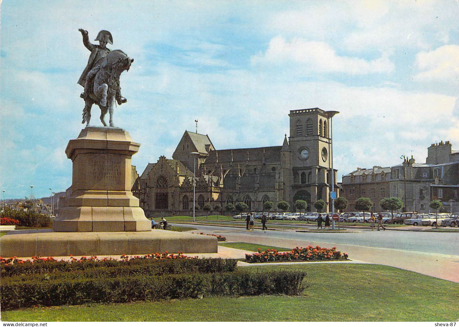 50 - Cherbourg - Statue De Napoléon Et L'Eglise De La Trinité - Cherbourg