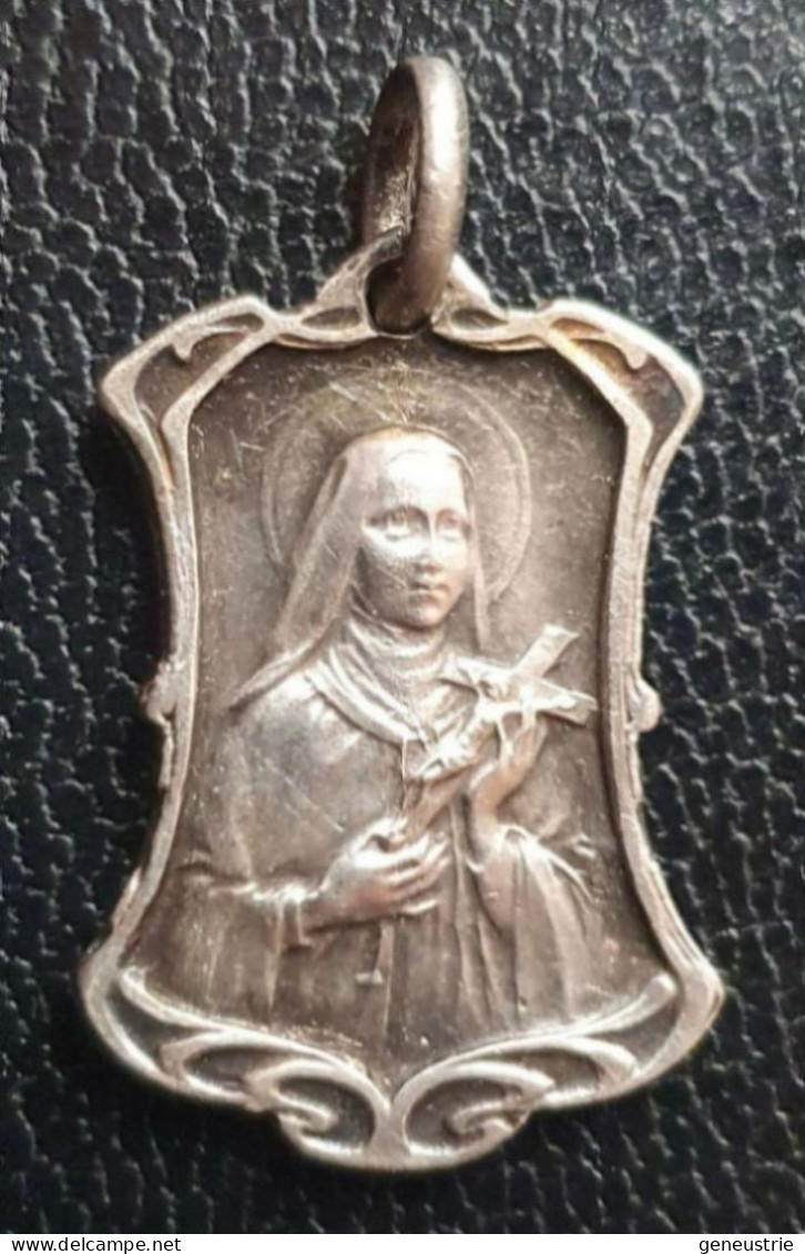 Pendentif Médaille Religieuse Argenté Début XXe (Art Nouveau) "Sainte Thérèse-de-l'Enfant Jésus / Jésus Christ" - Godsdienst & Esoterisme