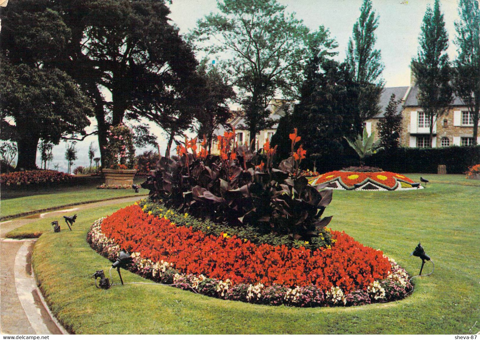 50 - Avranches - Le Jardin Public Et Le Puits Fleuri - Avranches