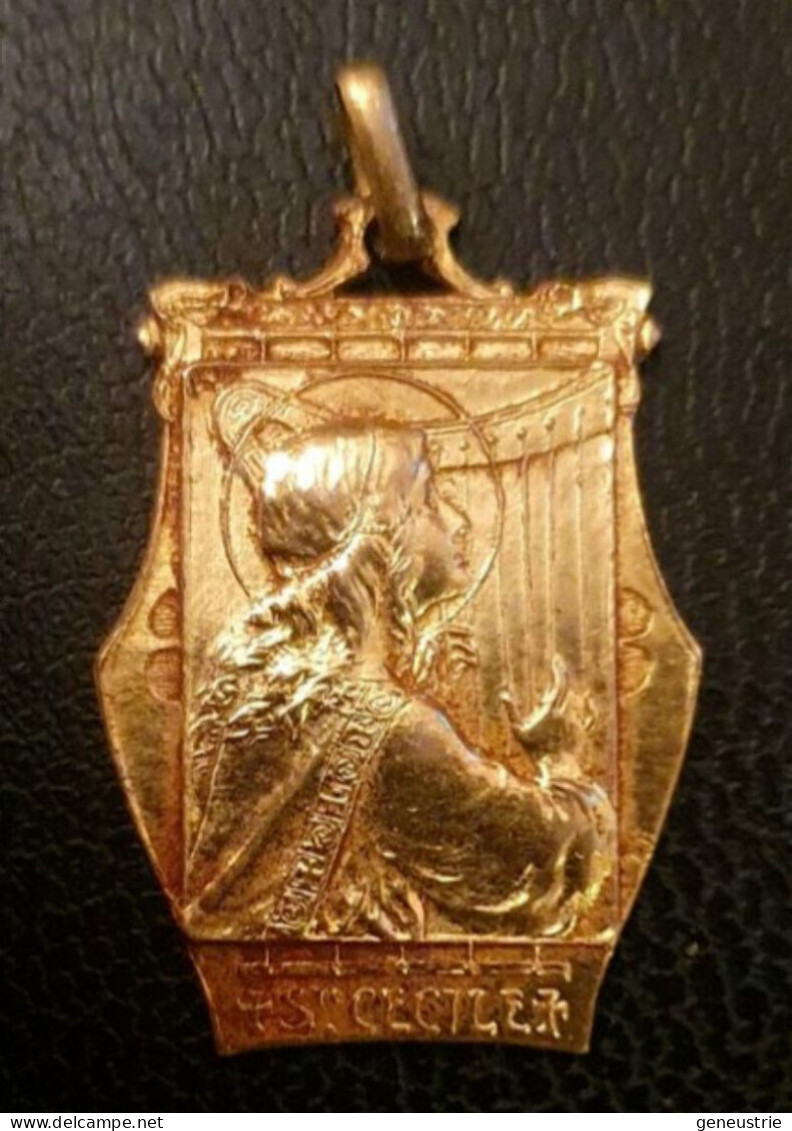 Très Belle Médaille Religieuse Doré Début XXe Style Art Nouveau "Sainte Cécile" Religious Medal - Religione & Esoterismo