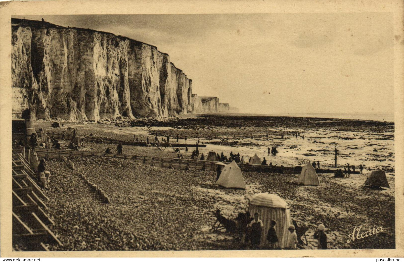 AULT - LA PLAGE A MAREE BASSE ET LES FALAISES VERS MERS - Ault