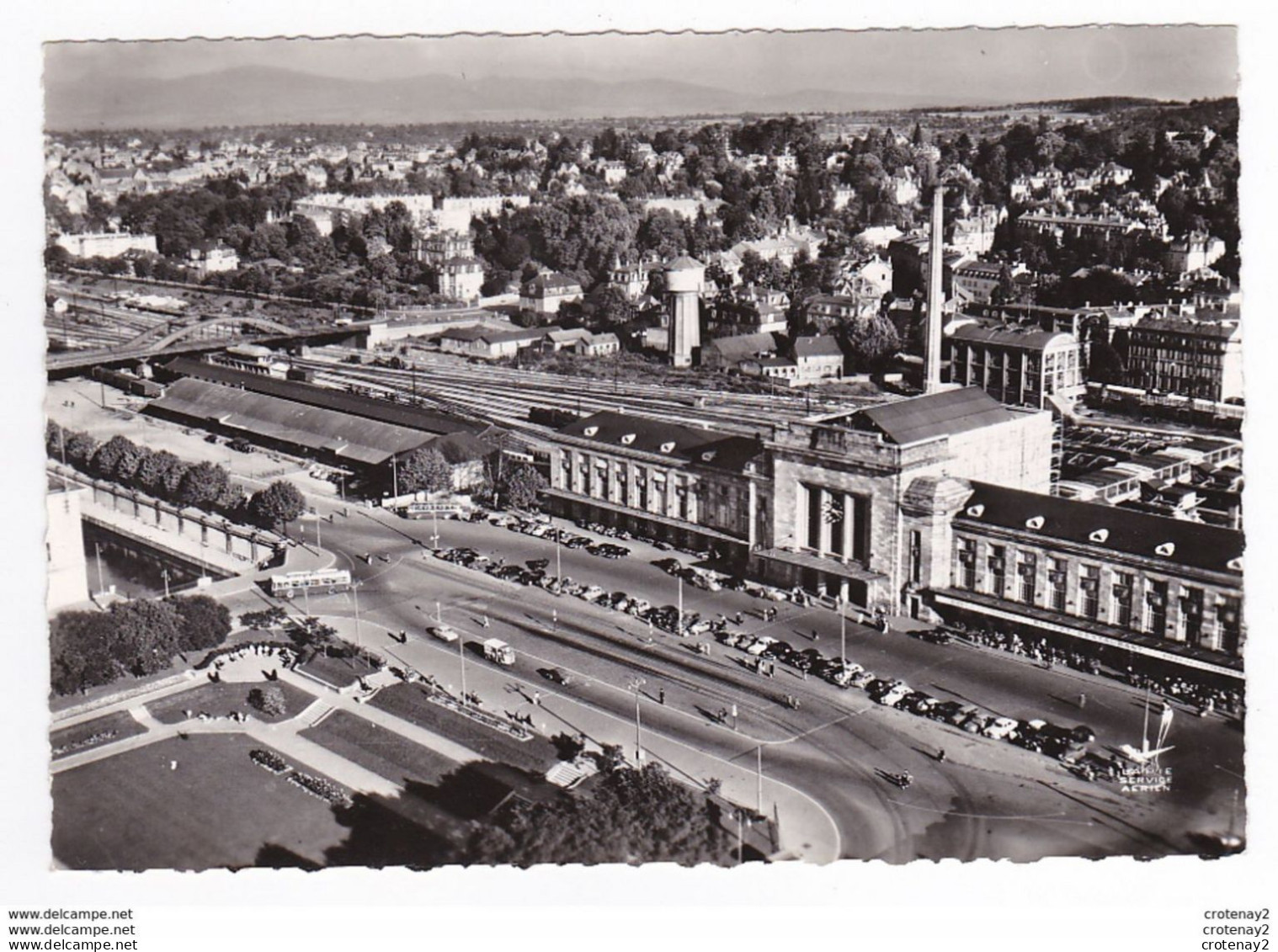 68 En Avion Au Dessus De MULHOUSE N°26 GARE SNCF Et Quartier Résidentiel Château D'Eau Cheminée Wagons Loco Vapeur BUS - Mulhouse