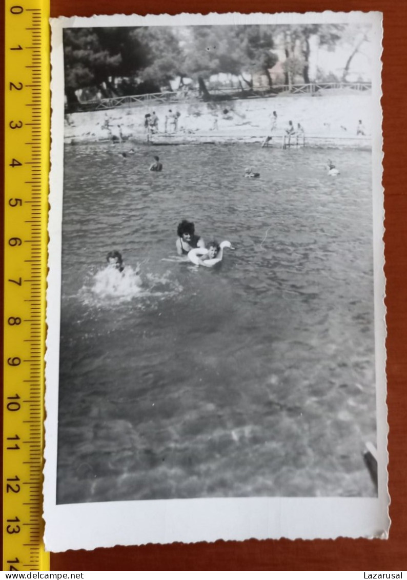 #14  Man Woman - Couple On Vacation - On The Beach In A Bathing Suit Femme En Vacances - Sur La Plage En Maillot De Bain - Persone Anonimi