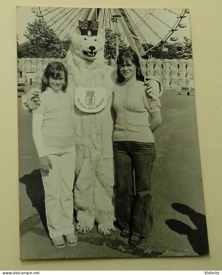 Two Girls With The Berlin White Bear - Personnes Anonymes