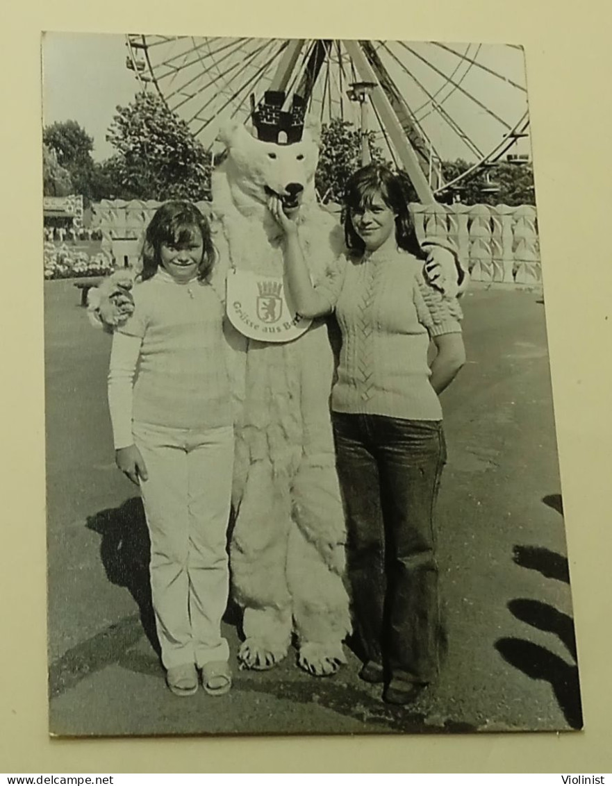 Two Girls With The Berlin White Bear - Personas Anónimos