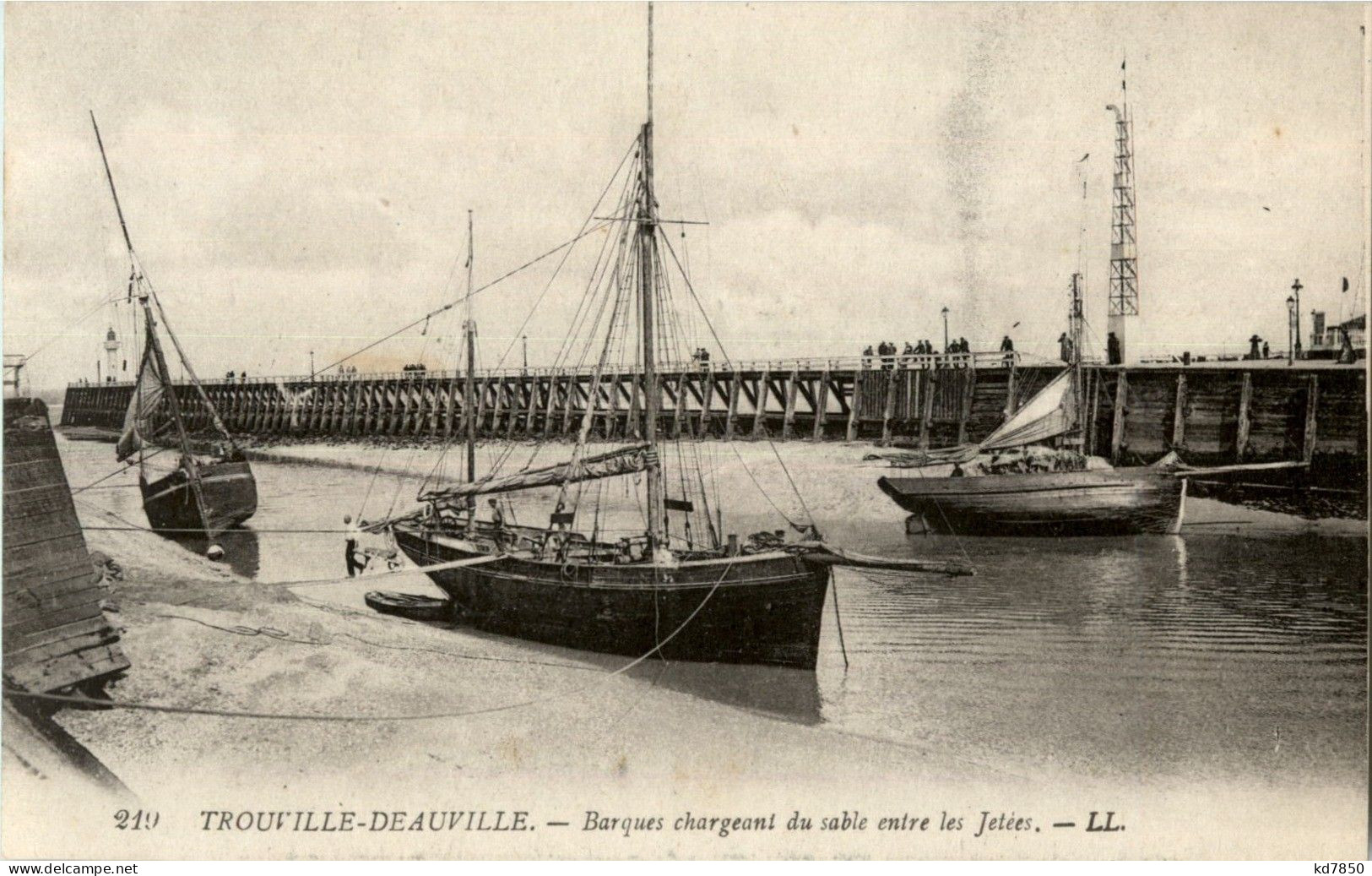 Trouville - Deauville - Barques Chargeant - Deauville