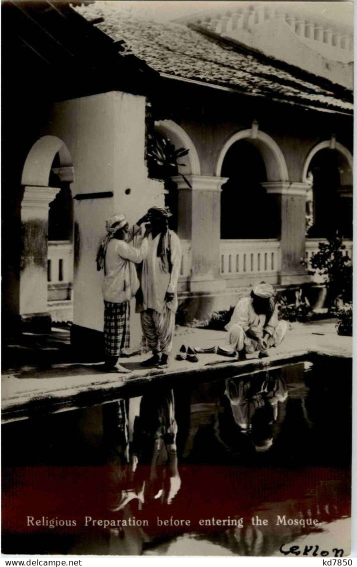 Religious Preperation Before Entereing The Mosque - Sri Lanka (Ceylon)