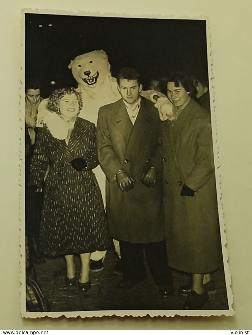 Two Girls And A Guy With A White Bear - Personas Anónimos