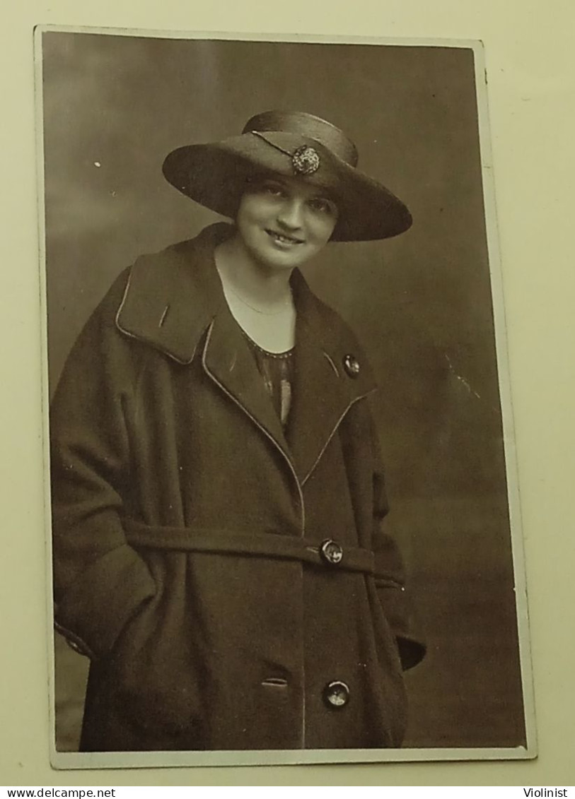 A Girl With A Hat As A Nice Fashion Detail - Old Photo - Personnes Anonymes