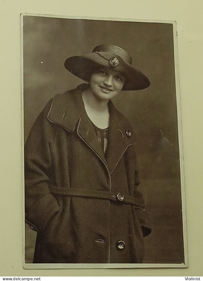 A Girl With A Hat As A Nice Fashion Detail - Old Photo - Personnes Anonymes