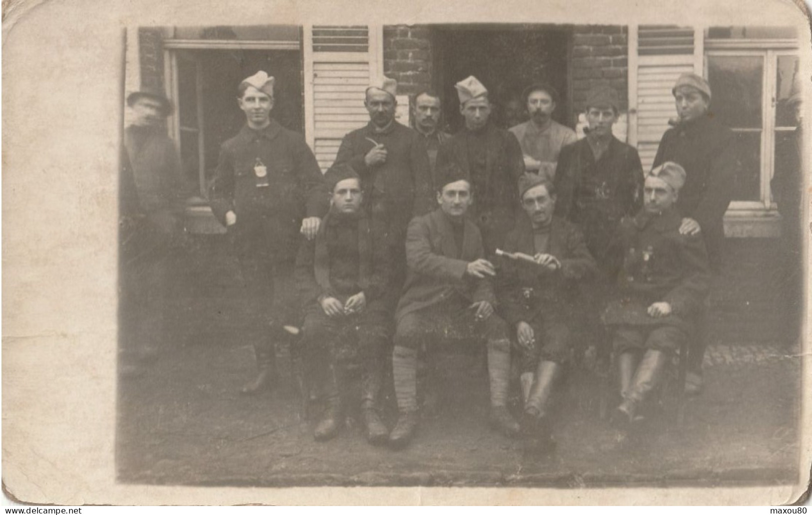 CPA Groupe De Soldats, Bouteille De Vin, Forme D'écusson à La Boutonnière - Characters