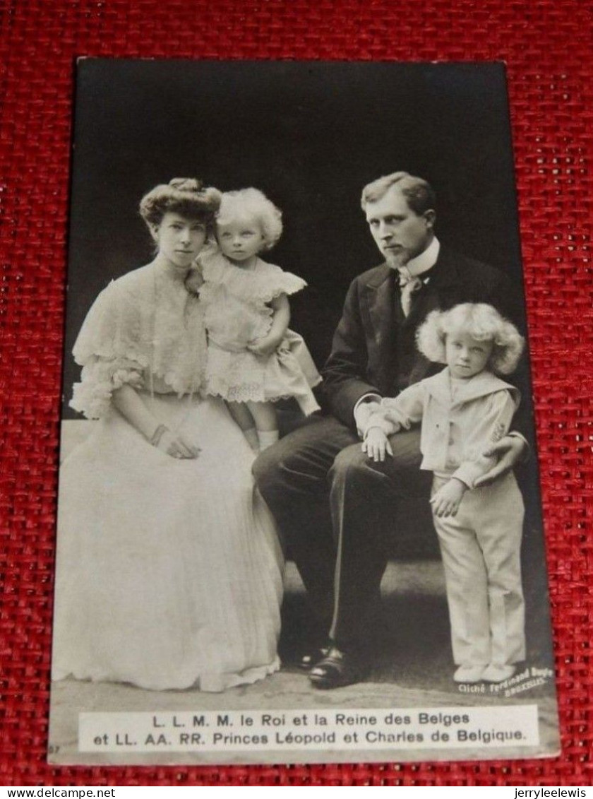 Le Roi Albert Et La Reine Elisabeth Et Les Princes Charles Et Léopold De Belgique - Familias Reales