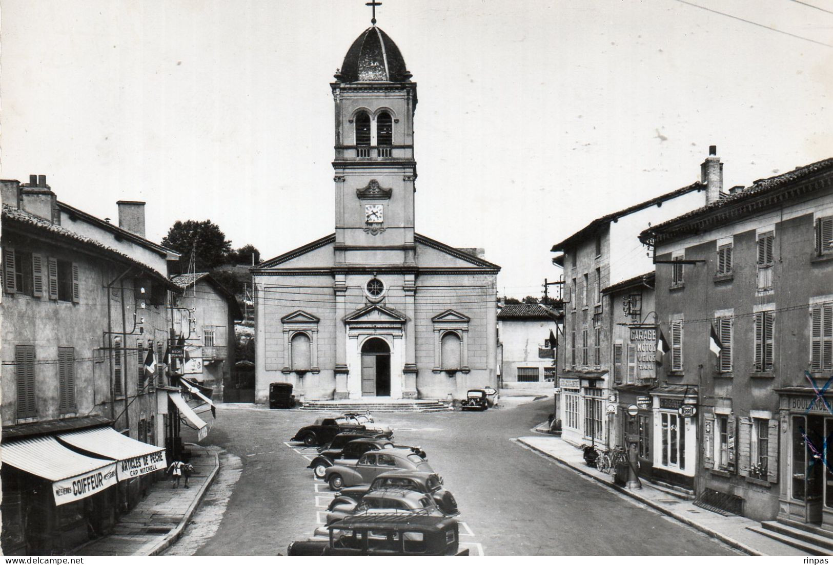 (01) MONTMERLE Place église Pompe à Essence Esso Garage Taxi Coiffeur  Article Peche Voiture Autos  Car 1966 (Ain) (BC) - Unclassified