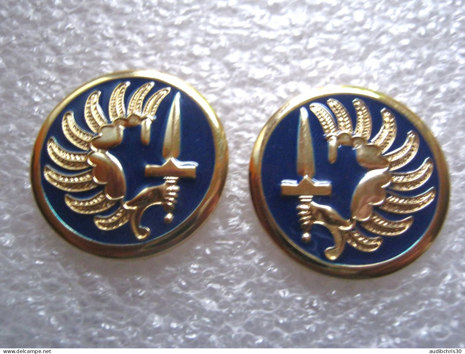 2 INSIGNES DE COL ARMEE FRANCAISE TAP PARACHUTISTES METRO FAB. CHOLET   ARTICLES NEUF - Esercito