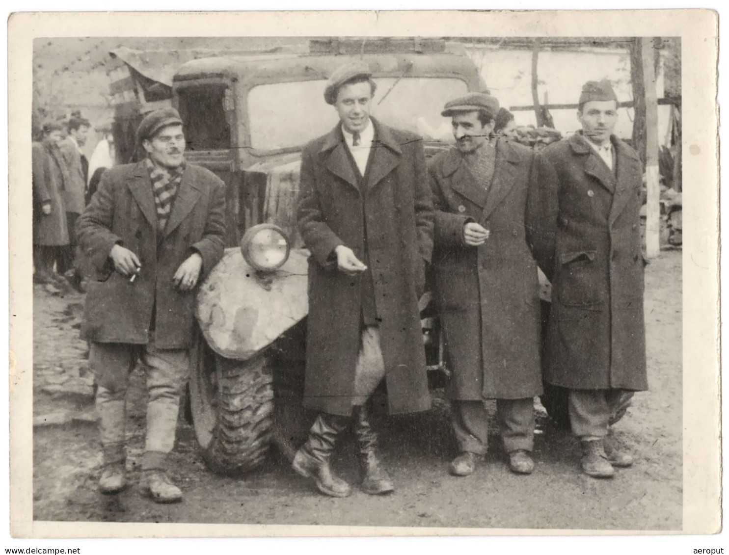 Photo Ancienne, Beau Jeune Homme Pimpant Chauffeur De Camion En Long Manteau Et Bottes Boueuses, Vers 1945 - Automobiles