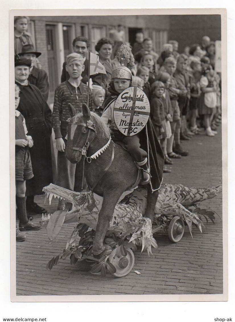 C2066/ Lombok Utrecht Niederlande  Kinderumzug Foto Ca.1950 24 X 18 Cm  - Unclassified