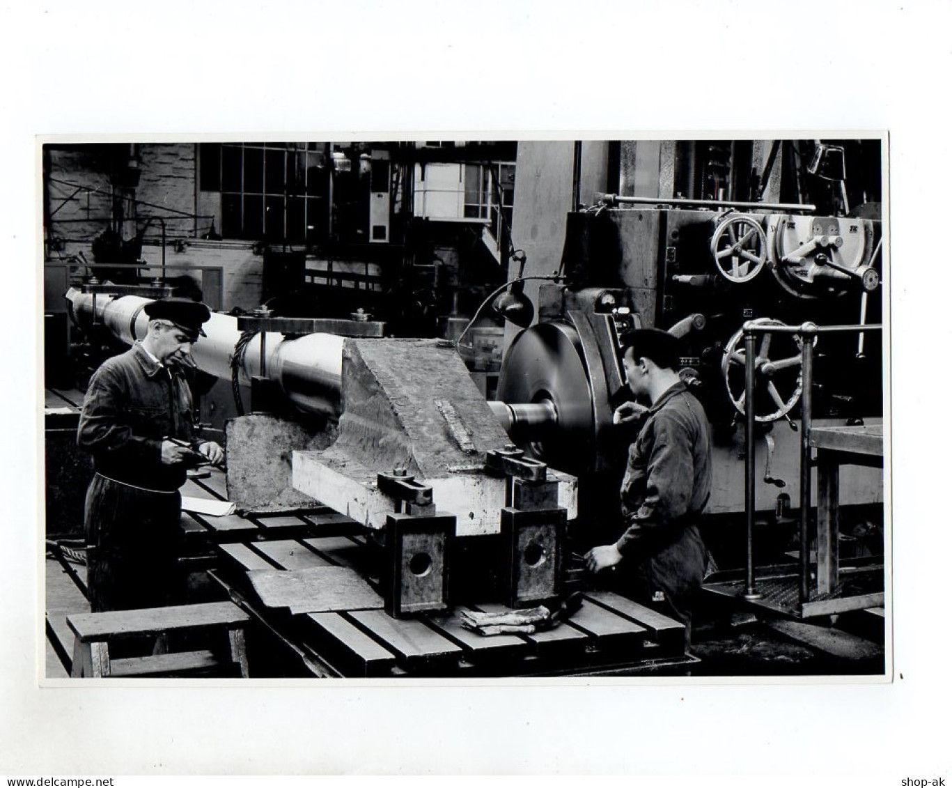 C1499/ Maschinenraum Mit Technikern Schiffsbau Foto Ca. 1965 23 X 15 Cm - Commercio