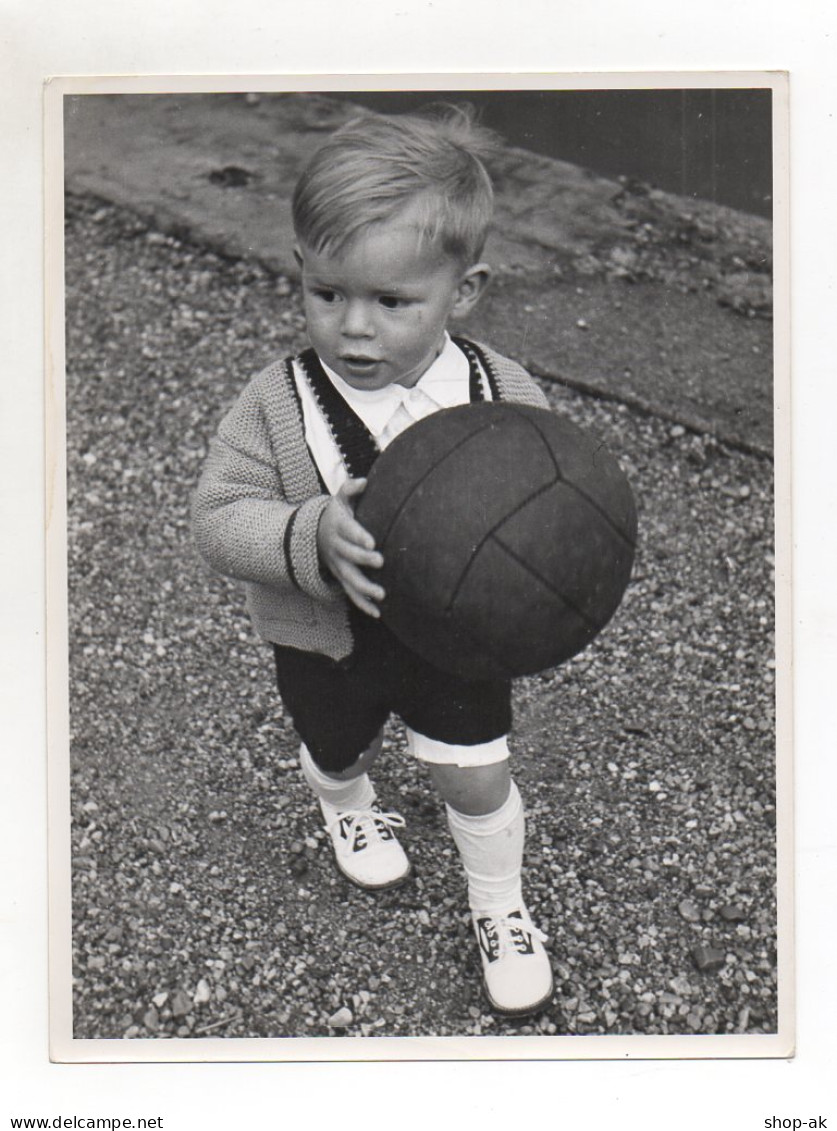 F6172/ Kind Kleiner Junge Mit Fußball Foto Ca.1955-50  24 X 18 Cm - Non Classés