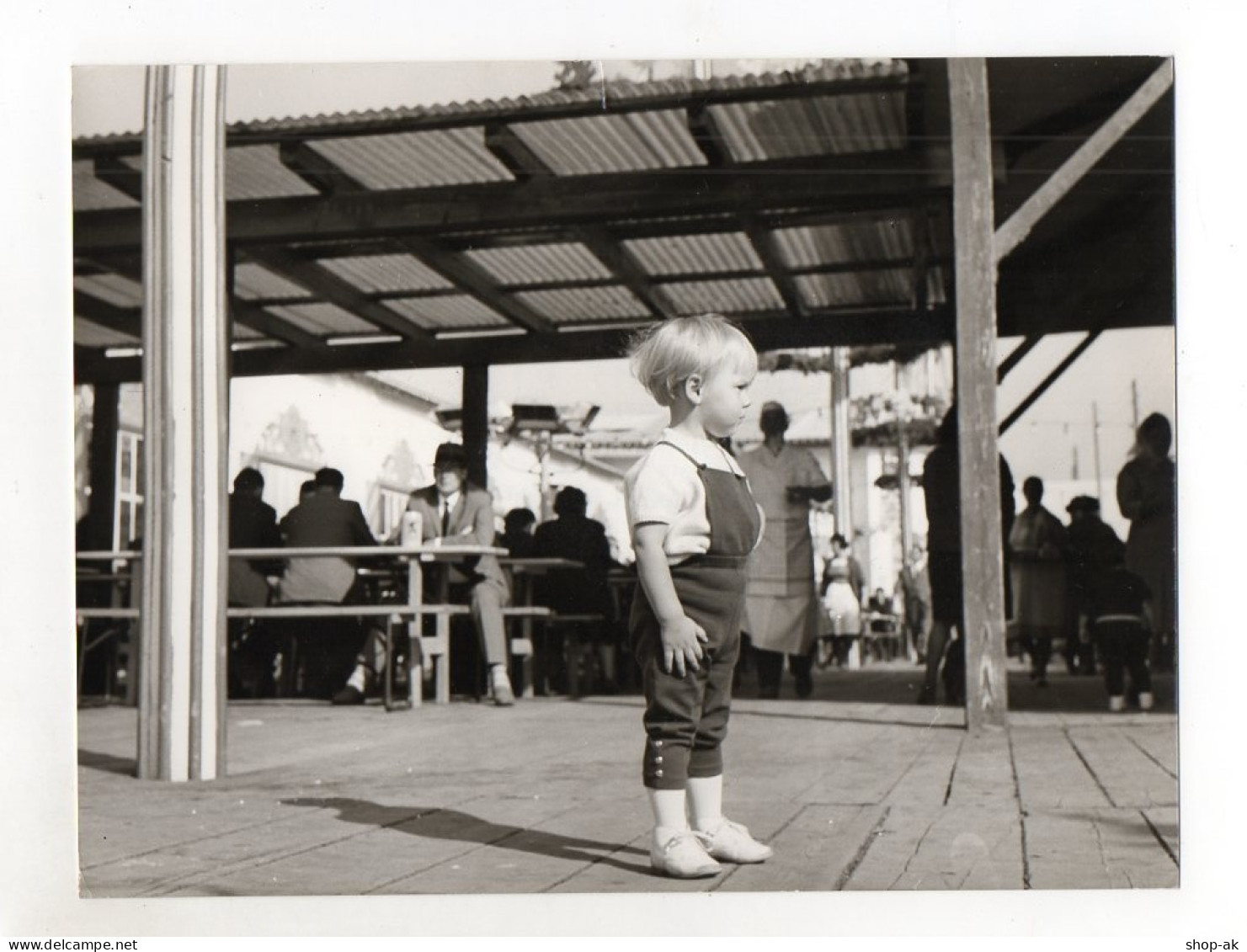 F6170/ Kleines Kind Schaut Zu   Foto Ca.1955-60  24 X 18 Cm - Ohne Zuordnung