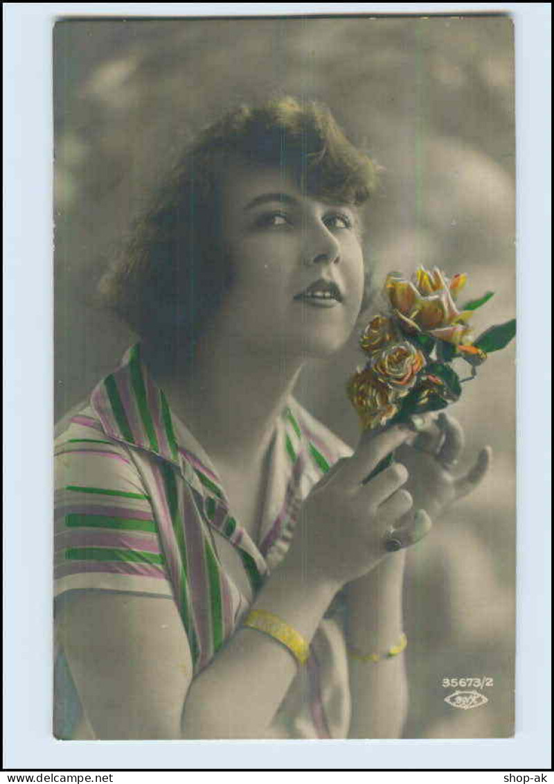 W7P92/ Hübsche Fau Mit Rosen Foto AK 1927 - Fotografie