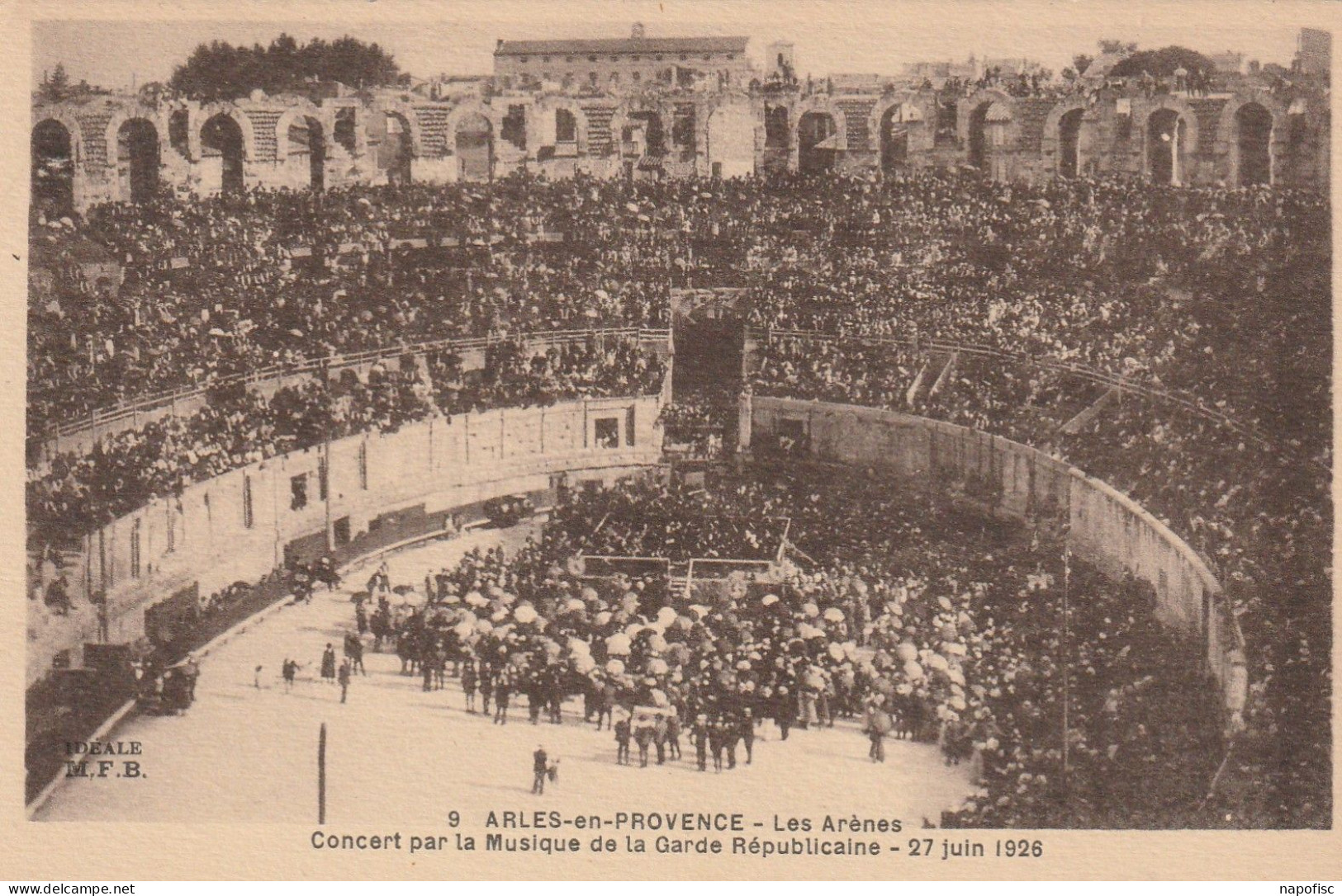 13-Arles Les Arènes Concert Par La Musique De La Garde Républicaine 27 Juin 1926 - Arles