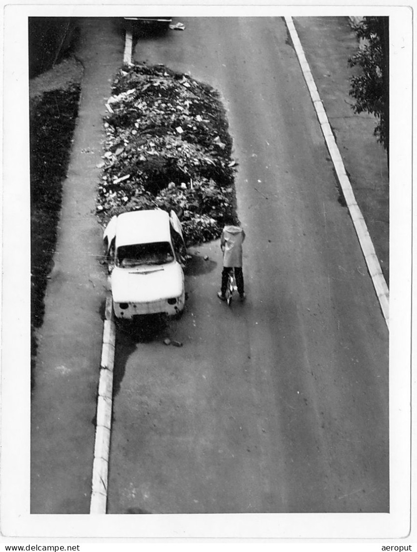 Photo Artistique - Paysage Urbain - Carrosserie De Voiture Renault 8, Déchets De Rue, Cycliste - Belgrade, 1983 - Automobile